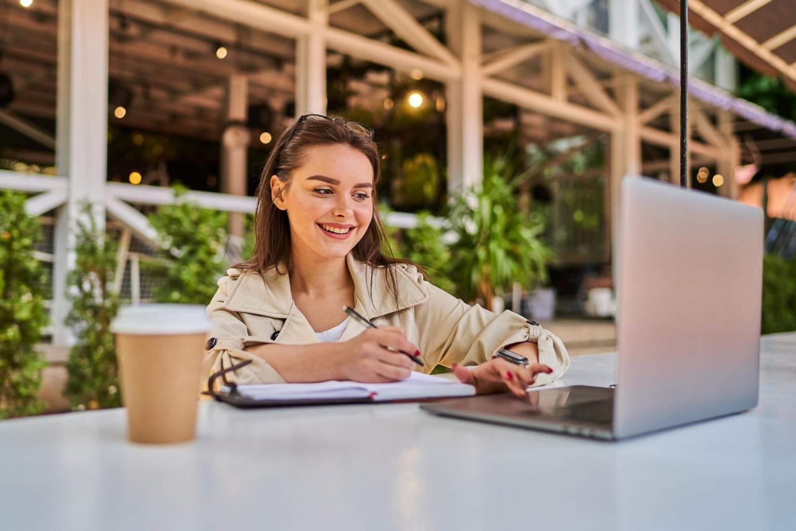 Entrepreneurs travaillant ensemble sur un projet de financement